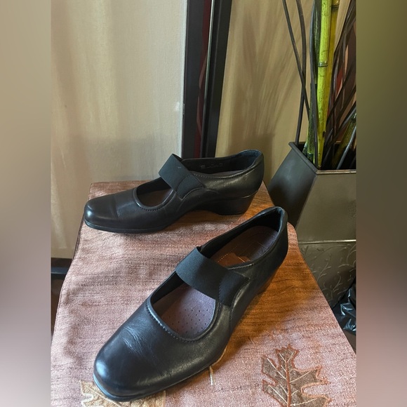 Clarks Leather Everyday Black Slip On Sandals with elastic. 2” heel. Size 9. - Picture 3 of 10